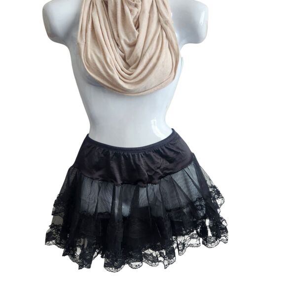 Torrid-Black Tiered Ruffle Mini Skirt-Lace/Tulle/Satin-Goth-Cosplay-Fairy- 1/2 - Picture 1 of 6